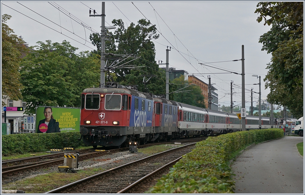 Umlaufbedingt verkehr  der EC 191 Zürich - München bis Lindau mit zwei SBB Re 421.
Hier ist der Zug bei der Ausfahrt in Bregenz zu sehen. 

17. Sept. 2019