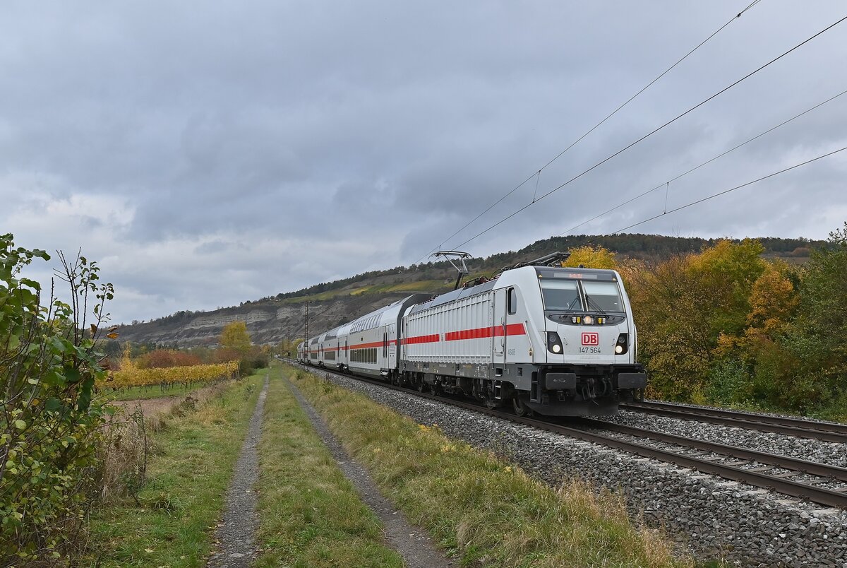 Umleiter IC gezogen von der 187 564 kommt am Mittag des 26.10.2021 bei Thüngersheim gen Würzburg.