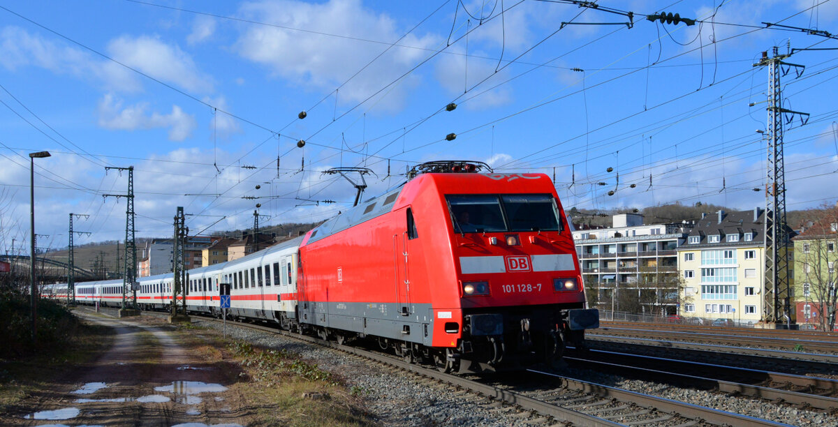 Umleiter-IC in Würzburg: Der Triebfahrzeugführer (Tf) von 101 128-7 erfreute mit einem Gegenschuss aus der Lok und anschließendem Pfiff. Danke dafür! 19.02.2022