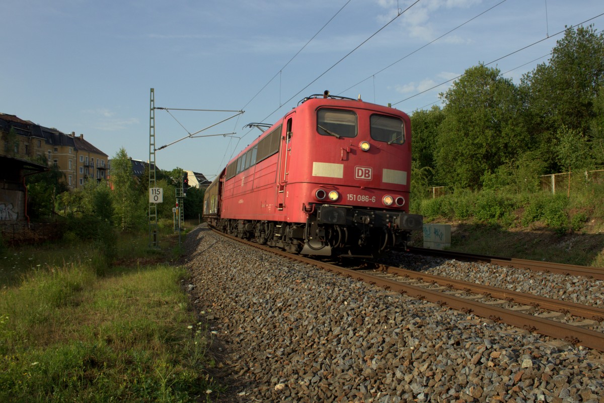 Umleiter machts möglich! Selten verirrt sich eine 151 auf die Strecke Zwischen Hof und Reichenbach/Vogtland. Am 17.07.2015 kam gleich die orientrote 151 086 mit einem Mischer vorbei. Aufgenommen in Plauen. 