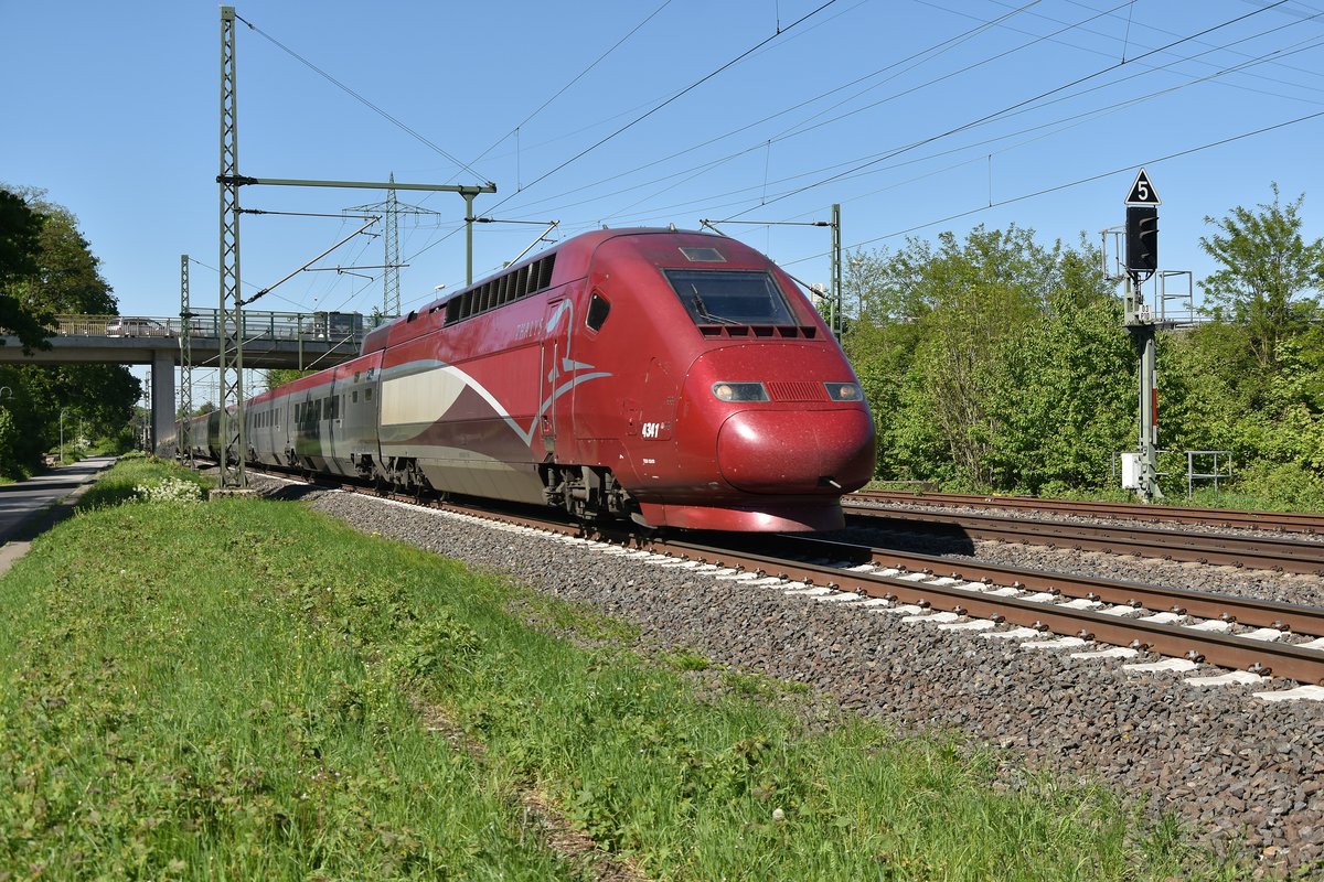 Umleiter Thalys 4341 aus Duisburg kommend gen Paris fahrend am Nachmittag des 5.Mai 2018, hier ist der Zug in Lintorf.