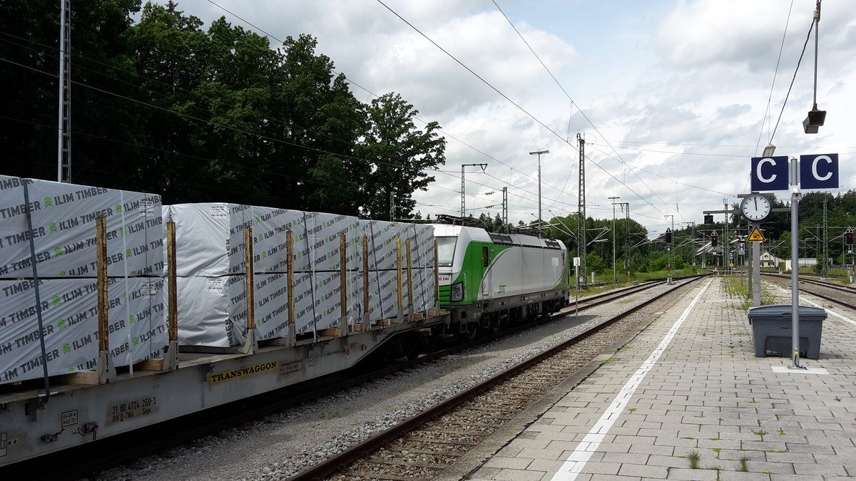 Umleiter Zug in Geltendorf wartet auf die Abfahrt über die nördliche Ammerseebahn.
16.06.16