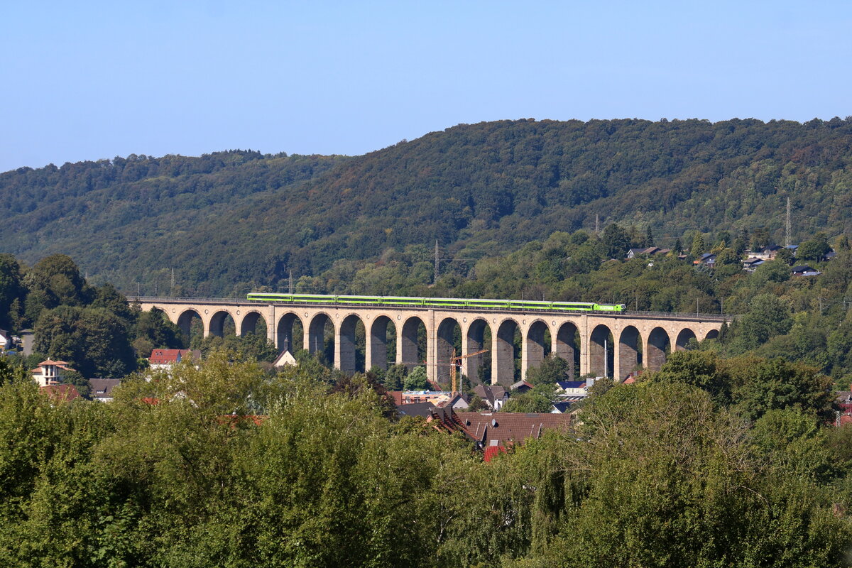 Umleiterverkehr im August 2026
Auch der private Fernverkehr in Richtung Hannover und Berlin wurde über das Eggegebirge umgeleitet, hier überquert grade der Flixtrain nach Berlin, gezogen von einer Siemens Vectron, den großen Viadukt in Altenbeken. 