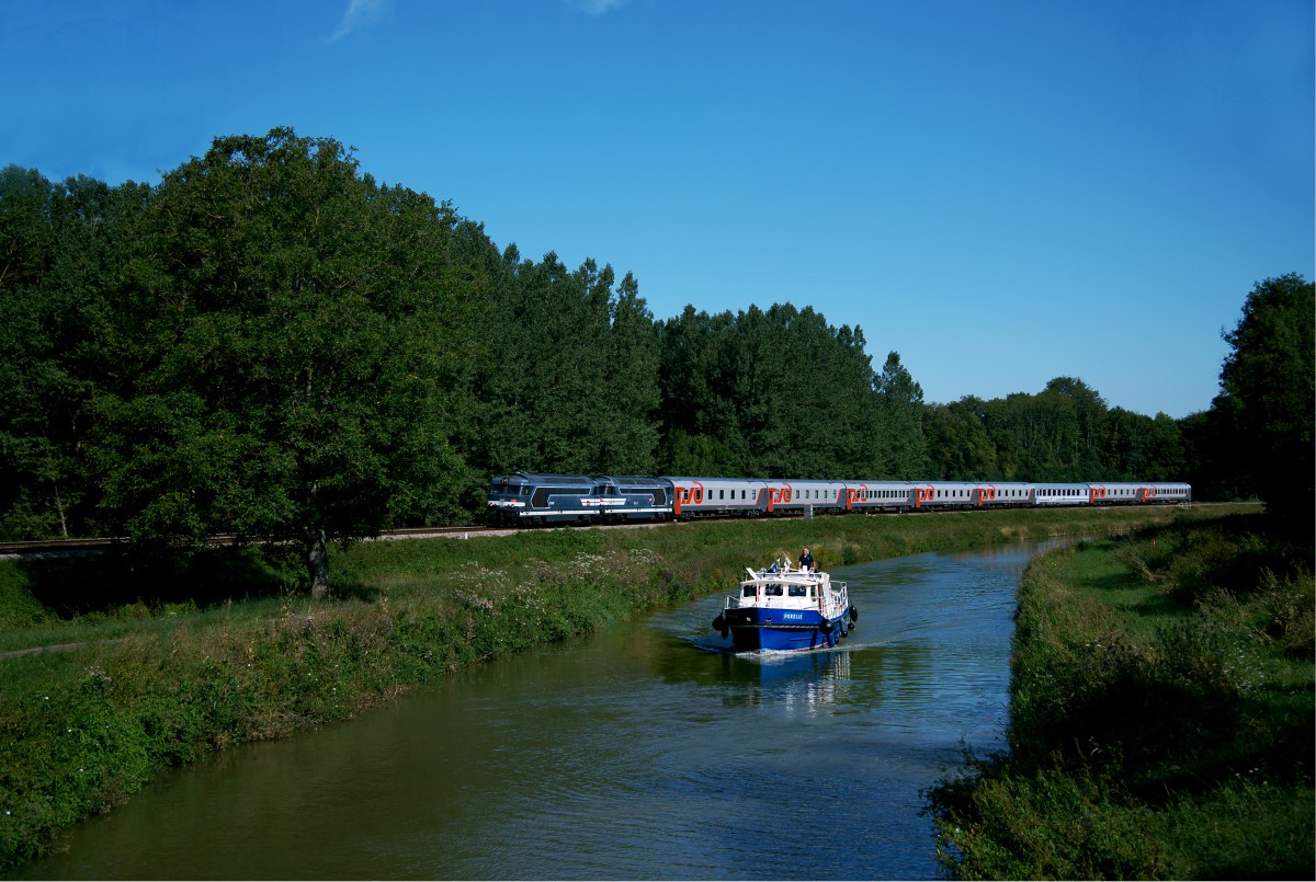 Umleiterzug bespannt mit zwei Dieselloks der Baureihe 67 mit dem Moskau - Paris Nachtzug am Marne-Saône-Kanal zwischen Langres und Chaumont.

Aug. 2013 