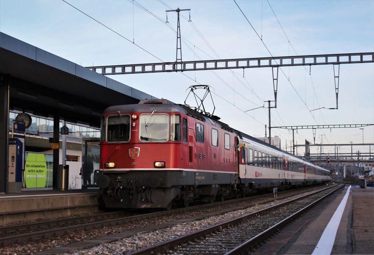 Umleitung der Flughafenlinie: SBB Re 4/4 II Nr. 11111 unterwegs am 4. März 2018 mit Umleiter IR 37 von St. Gallen via Winterthur HB  non Stop  nach Zürich HB zwischen Wallisellen und Dietlikon. 

Normalerweise verkehren die EC 194 über die Flughafenlinie mit Halt im Flughafen Zürich, doch wegen Bauarbeiten im Bahnhof Bassersdorf war der Bahnverkehr nur beschränkt befahrbar. Deshalb fielen die IR 75 (Konstanz - Zürich HB) und die S24 zwischen Zürich HB/Zürich Oerlikon und Winterthur aus. Deshalb wurden die IR 37 und die EC 194 (Zürich HB - München Hbf) von Zürich Oerlikon via Wallisellen und Dietlikon nach Winterthur umgeleitet und hielten nicht im Bahnhof Zürich Flughafen. Darum auch der  non-Stop  von Zürich nach Winterthur.
