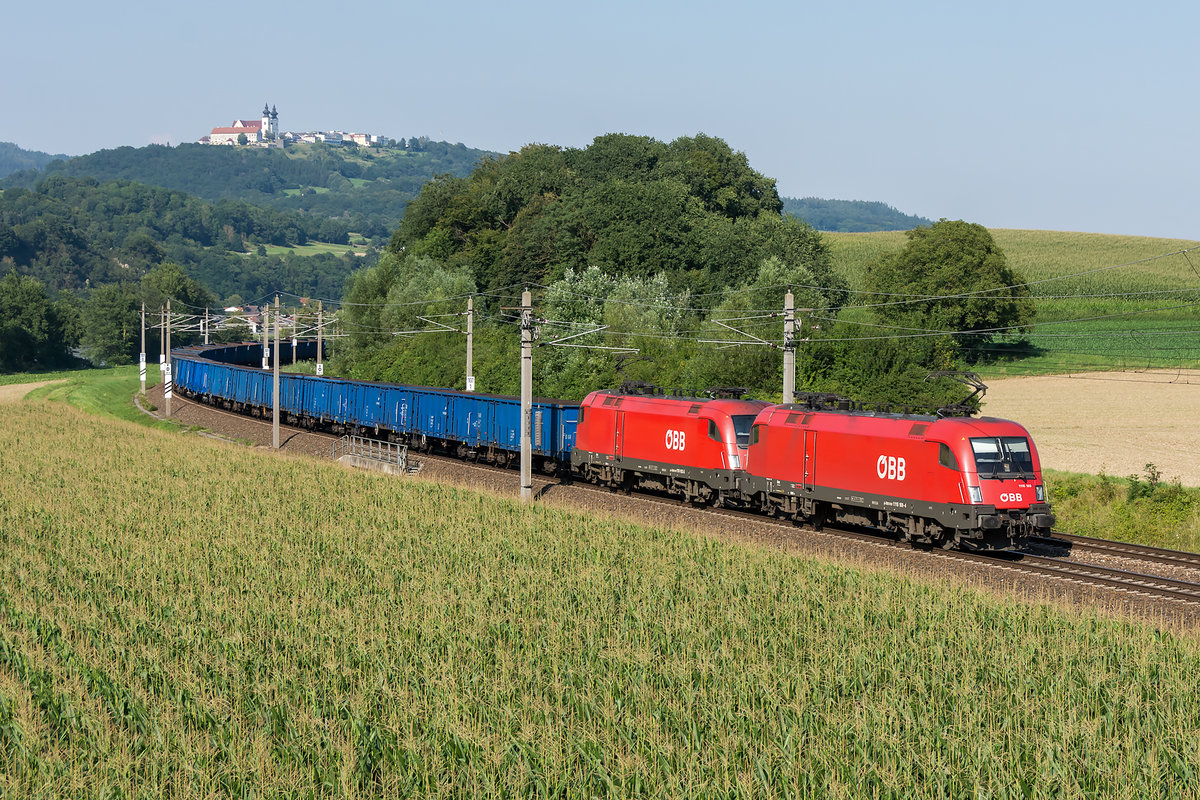 Umleitungsverkehr auf der alten Westbahnstrecke wegen Bauarbeiten zwischen Pöchlarn und Ybbs/Donau: 1116 169 an der Spitze dieses Güterzuges am 08.08.2020 bei Krummnussbaum in Diedersdorf.