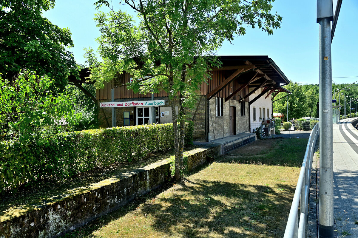 Umnutzung des ehemaligen Güterschuppens in Auerbach bei Mosbach, heute ist im Büroteil eine Wohnung untergebracht und im ehemaligen Lagerabteil ist ein Edeka Dorfladen entstanden. Umnutzung anstatt Abriss. 9.8.2022