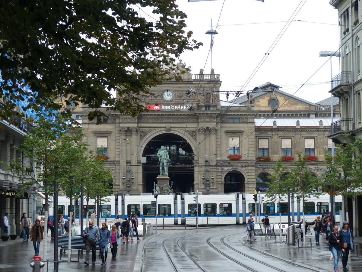 Umrahmt von Gebäuden und der Straßenbahn steht er da, der elegante Bahnhof Zürich. 1.8.2015