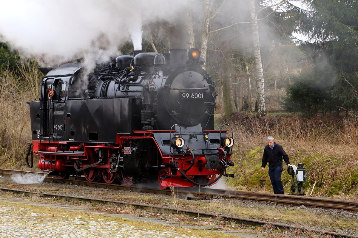Umsetzen von 99 6001 am frühen Abend des 25.02.2017 im Bahnhof Hasselfelde (Bild 3):
Nachdem die Lok die Weiche passiert hat, wird dieselbe nun durch den Zugführer des Planzuges umgelegt.