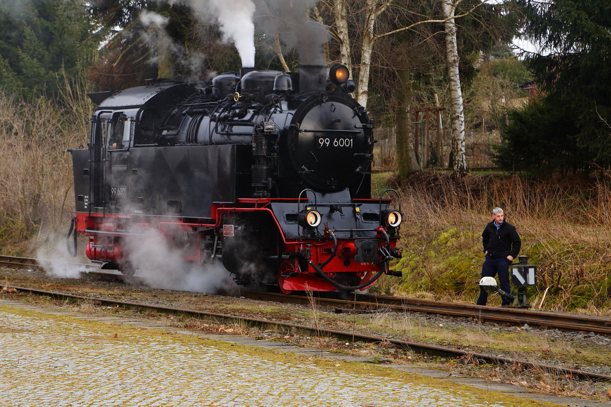 Umsetzen von 99 6001 am frühen Abend des 25.02.2017 im Bahnhof Hasselfelde (Bild 4):
Die Weiche ist auf Gleis 2 gestellt und die Lok setzt sich nun wieder in Bewegung, um an ihren Planzug nach Stiege heranzufahren.