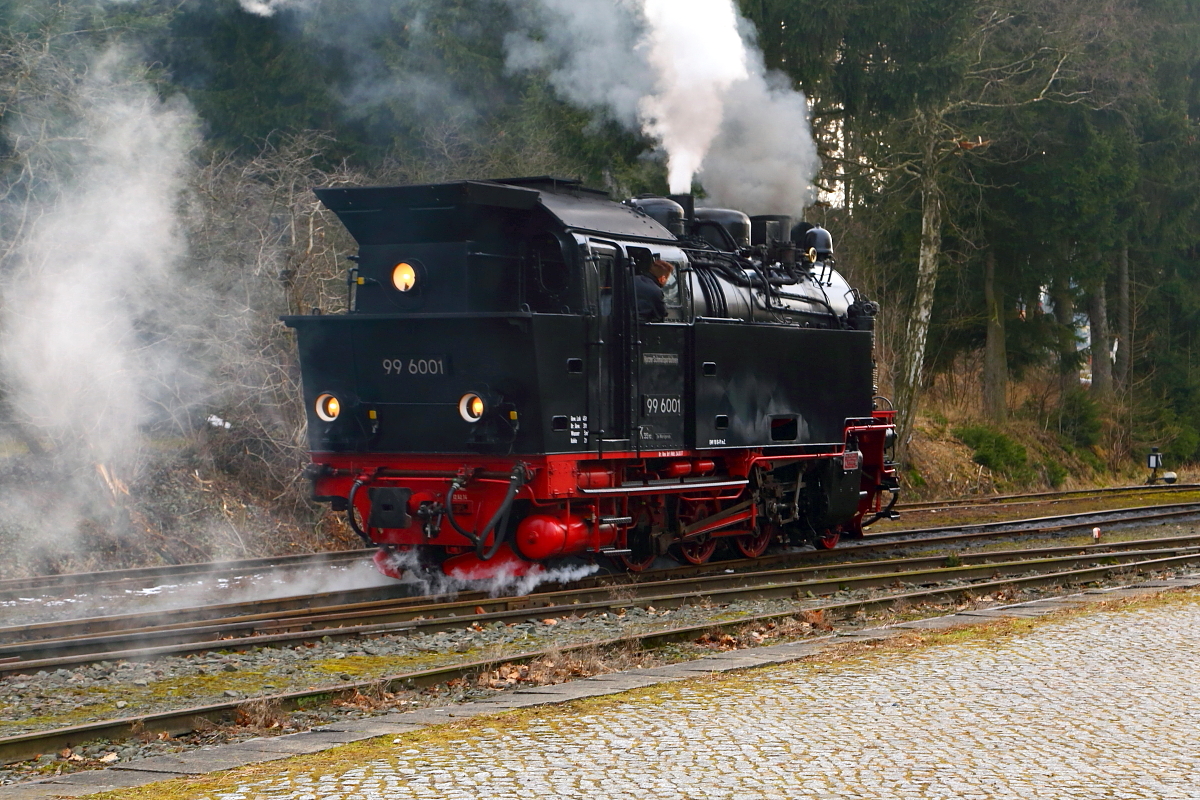 Umsetzen von 99 6001 am frühen Abend des 25.02.2017 im Bahnhof Hasselfelde (Bild 5):
In Dampfschwaden gehüllt, rollt die Maschine nun wieder in Richtung ihres Zuges.