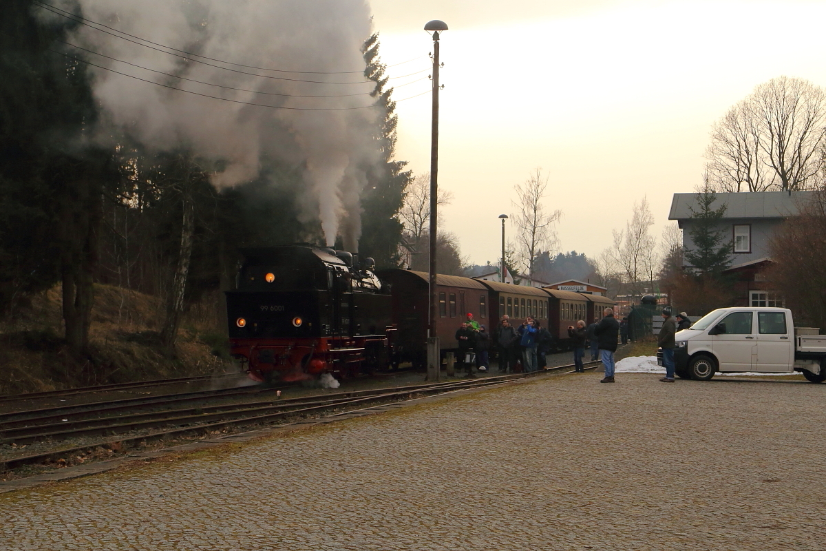 Umsetzen von 99 6001 am frühen Abend des 25.02.2017 im Bahnhof Hasselfelde (Bild 6):
Unter den interessierten Augen der Sonderzugfahrgäste, wird sich die Maschine nun wieder mit ihrem Planzug vereinigen.