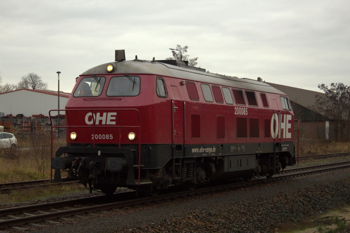Umsetzen für Holzzug in Bischofswerda am 02.12.2015 mit der 216 121 der OHE. 