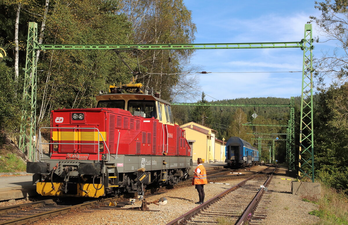Umsetzen der Retro Lok S458 0059 im Bahnhof Lipno nad Vltavou. Aufgenommen am 01.10.2023
