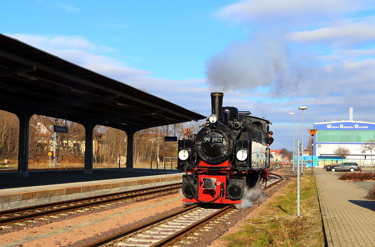 Umsetzfahrt von 99 5901 am Nachmittag des 26.02.2017 im Bahnhof Quedlinburg, während einer Sonderzugveranstaltung. (Bild 2) Hier ist die Maschine bereits von Gleis 1 auf Gleis 2 gewechselt.