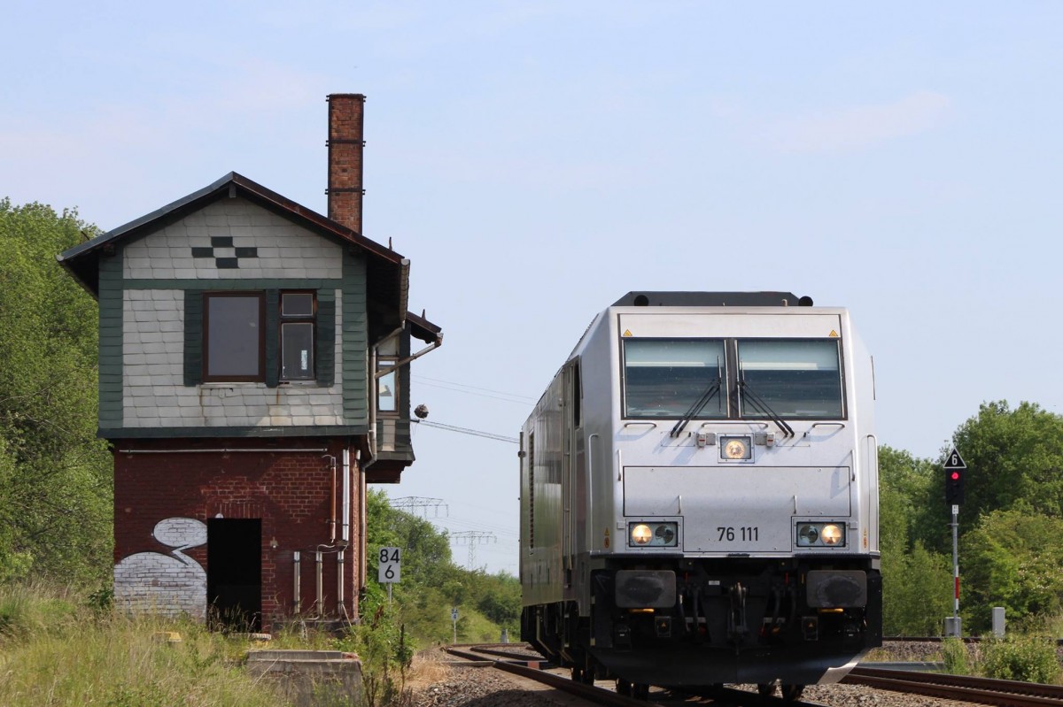 Umsetzten der Lok im Bahnhof Weida, wechsel der Strecke Saalfeld Gera auf die Strecke Weida Mehlteuer. Hier mit der 76 111 am alten Stellwerk. 06.06.2015