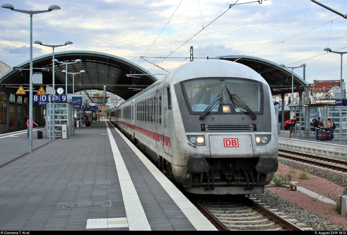 Umsteigefrei von Basel SBB (CH) nach Halle(Saale)Hbf (D): Der IC 1174 (Linie 26) machte es im Fahrplanjahr 2019 sonntags möglich.
Hier steht Bpmmbdzf 286.1 (61 80 80-91 106-7 D-DB) mit Schublok 101 057-8 auf Gleis 9 und wird in Kürze (nach Leipzig Hbf?) in die Abstellung fahren.
[11.8.2019 | 18:12 Uhr]