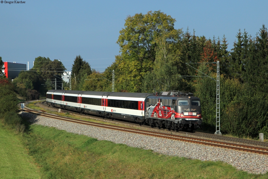 Unangekündigt und damit überraschend kam 115 509  80 Jahre Autozug  mit dem IC 187 Stuttgart-Zürich vor die Linse gefahren. Aufgenommen am 04.10.2014 bei Rottweil-Saline. Hier die stärkere Teleansicht. Welche Version gefällt besser?