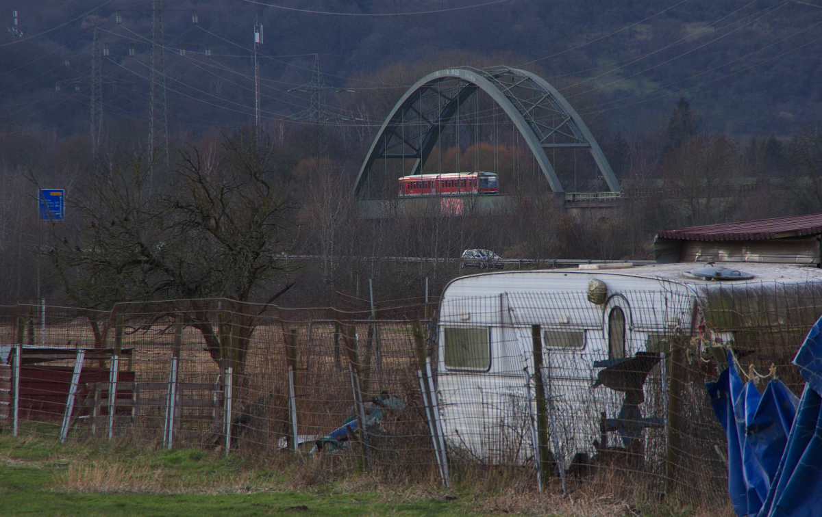 Unaufgerumt sieht es in den Saarwiesen bei Dillingen Pachten aus.
Auf den Wiesen weiden fters Schafe und der Schfer benutzt den Wohnwagen als  Unterkunft .
Dies war aber nicht der Sinn der Aufnahme.
Ein 628er war auf der Niedtalstrecke von Dillingen nach Niedaltdorf unterwegs.
Der Triebwagen berquert bei Rehlingen die Saar.
Eigentlich wollte ich den Niedtalexpress an einer anderen Stelle ablicht aber er kam etwas spter und Ivie wartete in Saarlouis auf ihr  Schatzi-Taxi!

KBS 687 - Bahnstrecke 3212 (F- Bouzonville) - Niedaltdorf Grenze - Dillingen/Saar.
04.02.2014