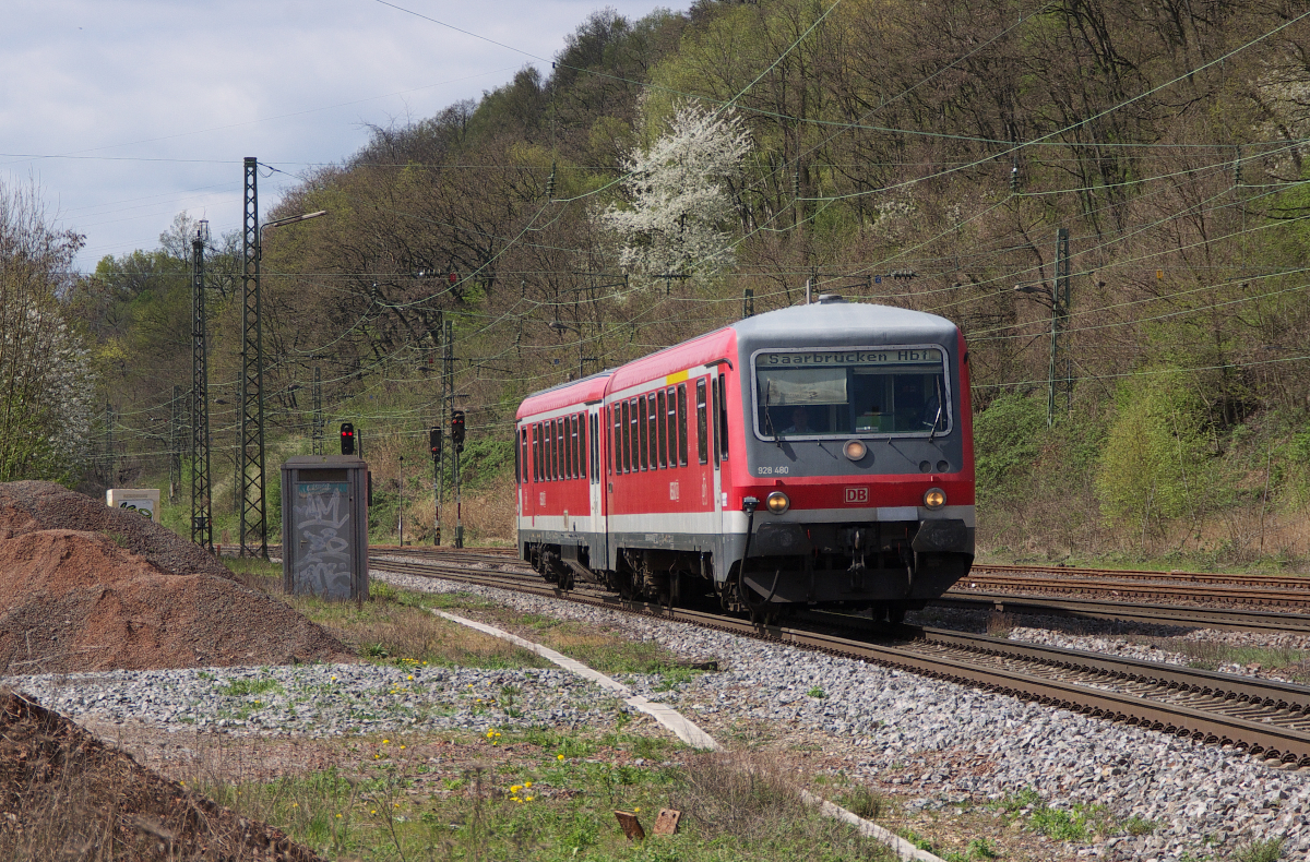 Unaufgeräumt........sah es am 06.04.2014 im Bereich des Bf. Luisenthal Saar aus. Bei Triebfahrzeugwechsel verläßt ein 628er das Niedtal und fährt zum Tanken und zum Waschen und wird durch ein anderes Fahrzeug ausgetauscht. Und damit man nicht leer fährt ist 628 480 als RB Niedaltdorf - Saarbrücken Hbf. unterwegs. Bahnstrecke 3230 Saarbrücken - Karthaus