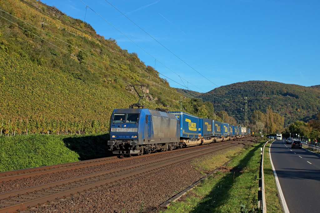 Unbeeindruckt vom Streik beförderte am 18.10.2014 die 145 098 einen LKW-Walter Klv-Zug entlang des Bopparder Hamms