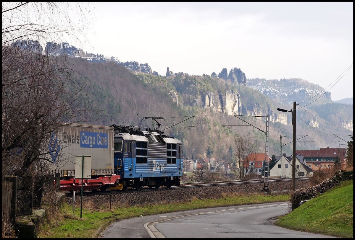 Unbekannt 372 in Krippen vor der Kulisse der Sächsischen Schweiz auf dem Weg nach Tschechien. Aufgenommen am 31.01.2015