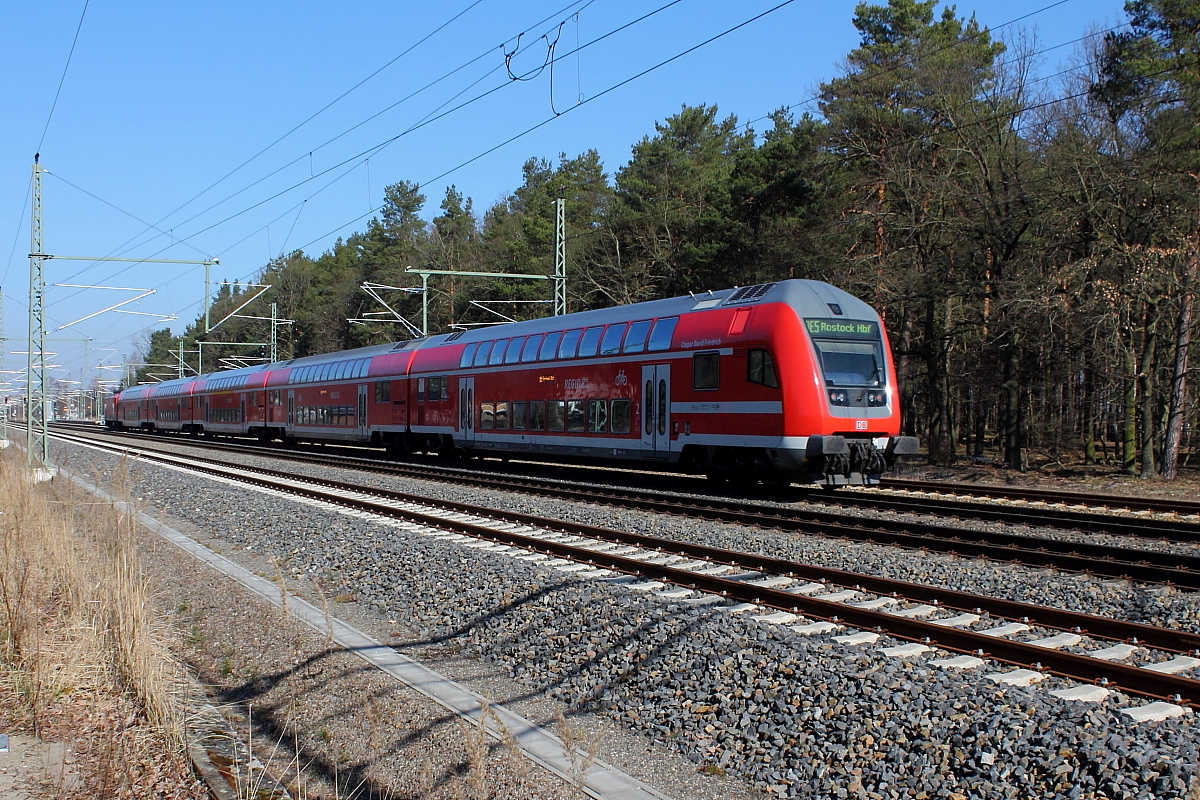 Unbekannt gebliebene 112-er zieht den RE 4356 am 17.03.2016 von Elsterwerda nach Rostock Hbf durch Nassenheide.