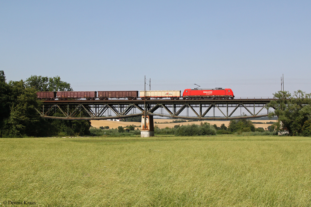 Unbekannt gebliebene 185 mit einem Gterzug am 03.08.2013 bei Felsheim.