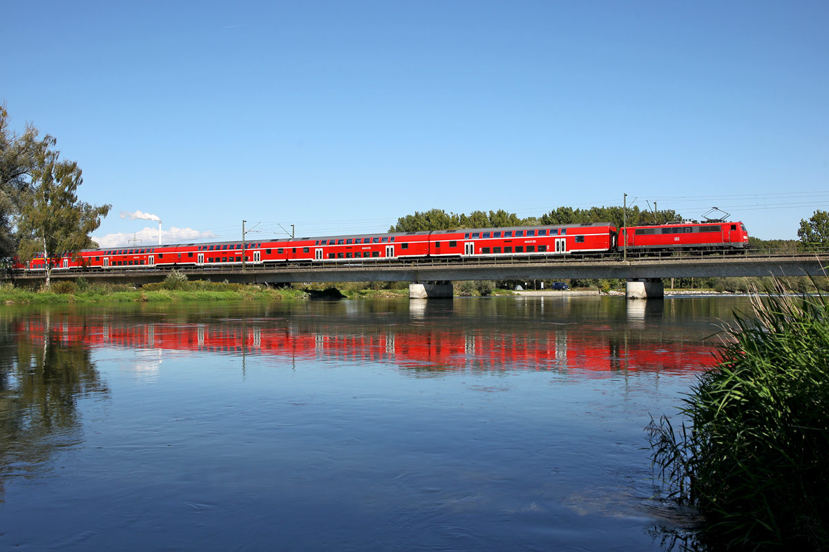 Unbekannt gebliebene BR 111 überfährt mit dem Pendel München-Salzburg die Isarbrücke in Plattling.Schublok war die 111 039-4.Bild vom 17.9.2014