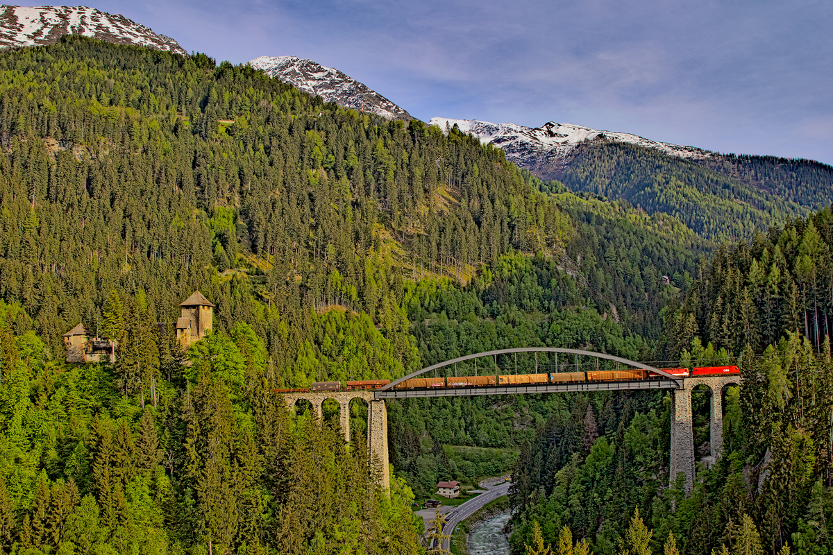 Unbekannt gebliebene Doppeltraktiontraktion mit Lok BR 1144 und einer 1116 in Front,Schublok war eine 1144,fahren im Abendlicht bergwärts mit einem langen gemischten Güterzug über die Trisannabrücke bei Landeck.Bild vom 14.5.2015
