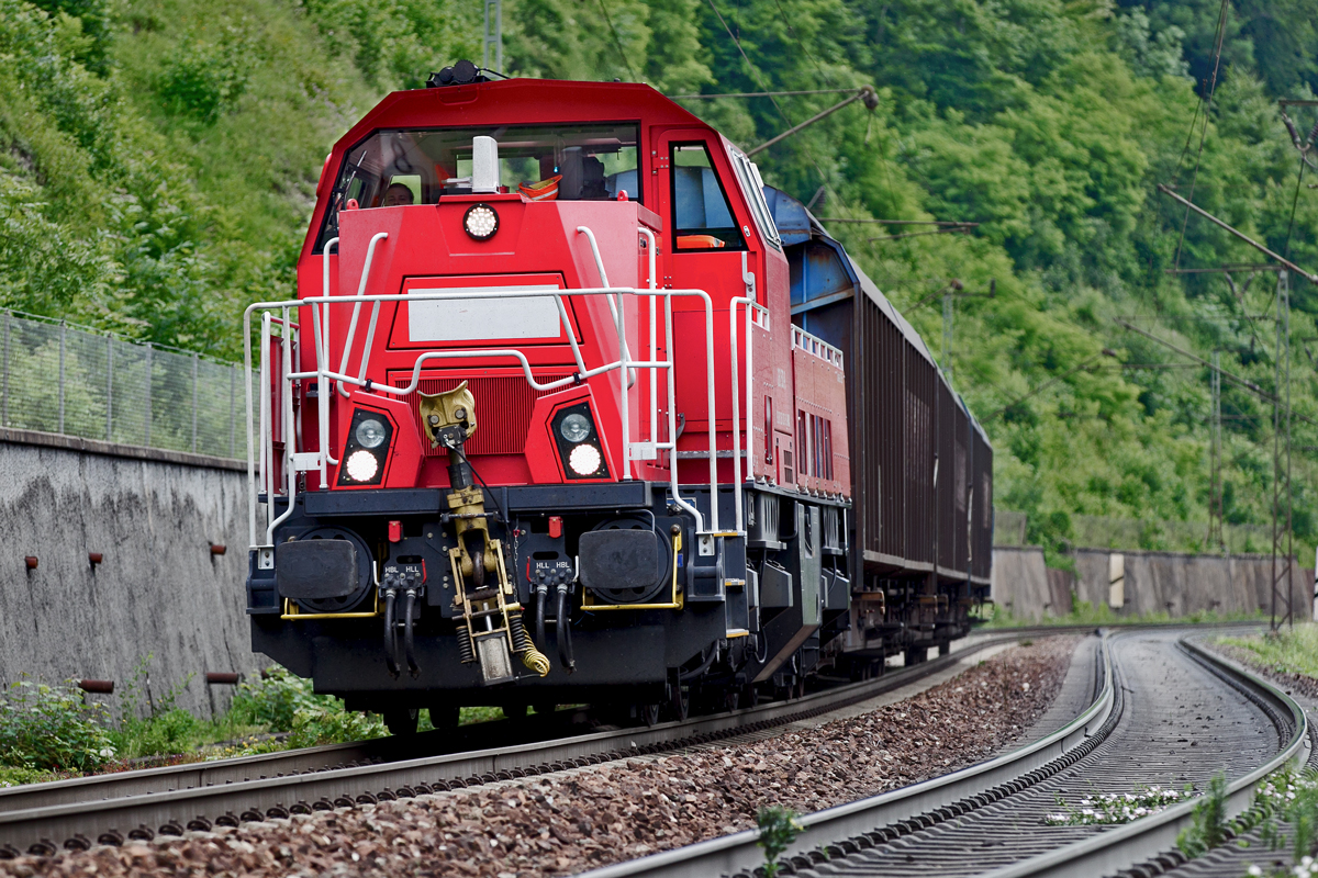 Unbekannt gebliebene Voith Gravita fährt mit einem geringen Güterzug die Geisslinger Steige hinunter.Bild vom 16.6.2015