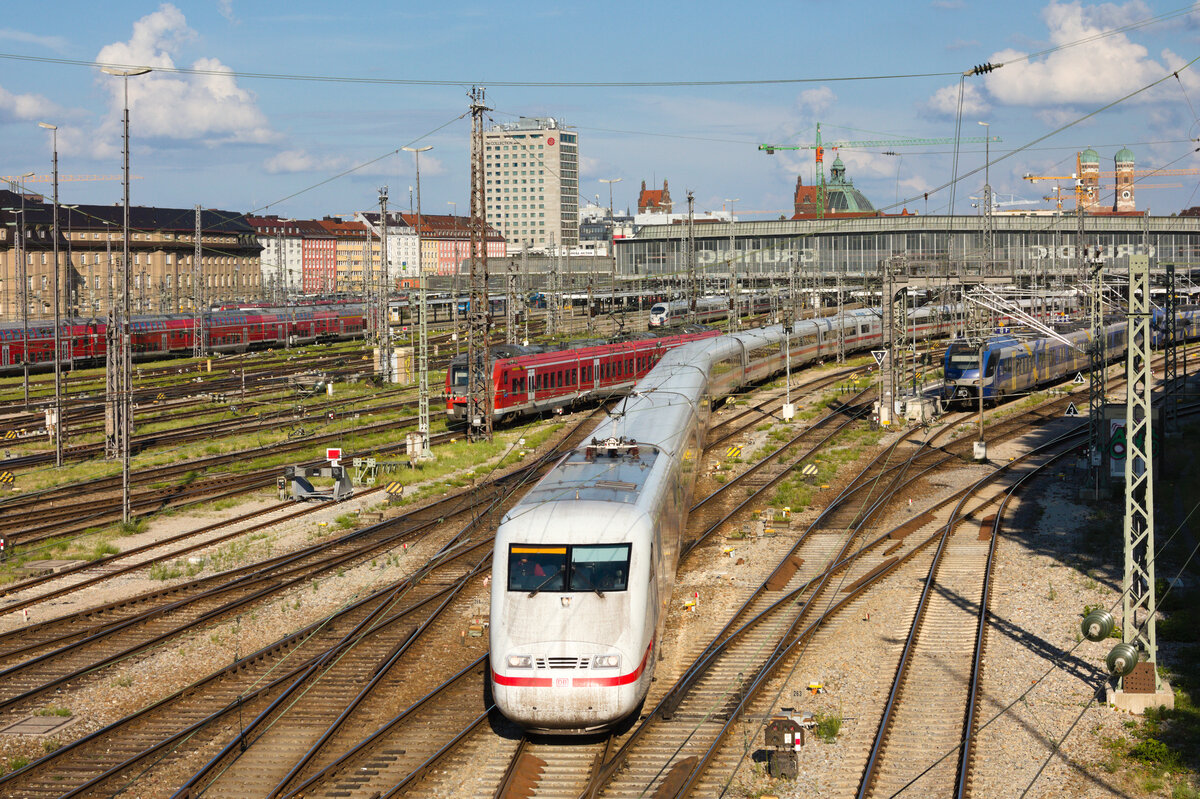 Unbekannt gebliebener 401 als ICE 502 nach Hamburg-Altona am 21.08.2022 in München Hbf. 