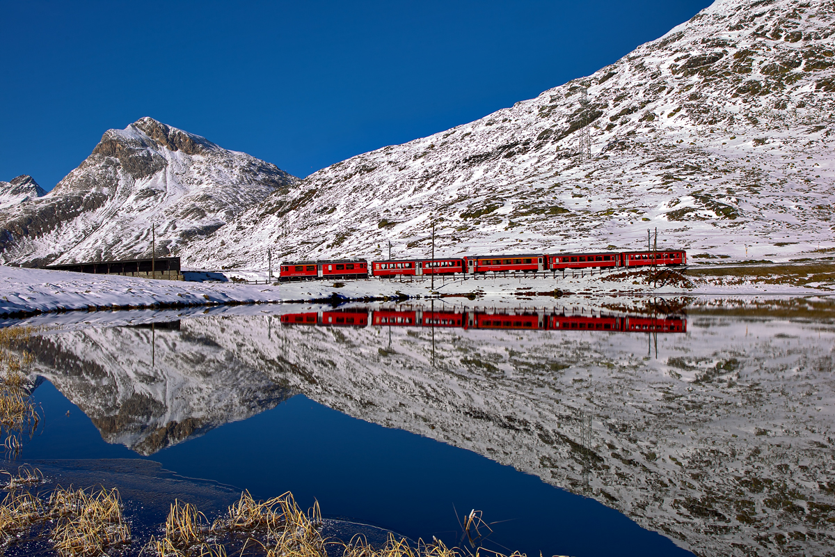 Unbekannt gebliebener Rhb Triebwagen ABe 4/4 III fährt mit einem R von Tirano nach St.Moritz über den Berninapass Richtung Nord.Bild vom 20.10.2015
