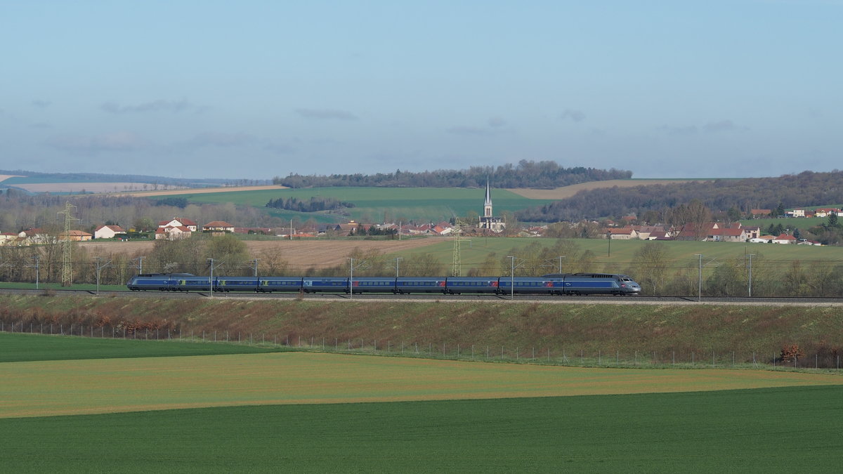 Unbekannt gebliebener TGV Réseau auf der LGV Est européenne (POS) Richtung Osten.
Im Hintergrund ist die Ortschaft  Lacroix-sur-Meuse  zu sehen.

Lacroix-sur-Meuse, 03.04.2016