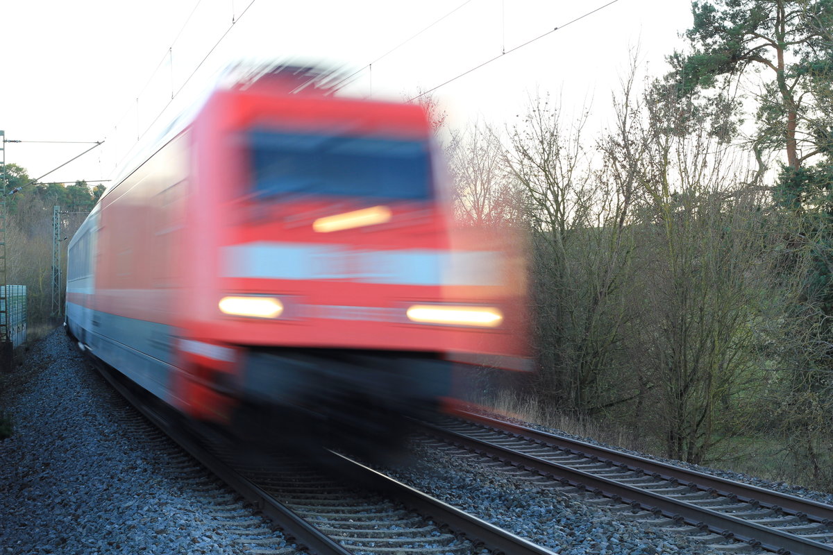 Unbekannte 101 IC 2364 München-Karlsruhe am 21.11.2020 bei der Durchfahrt in Westerstetten. Die Aufnahme entstand mit sicherem Abstand zum Gleis. 