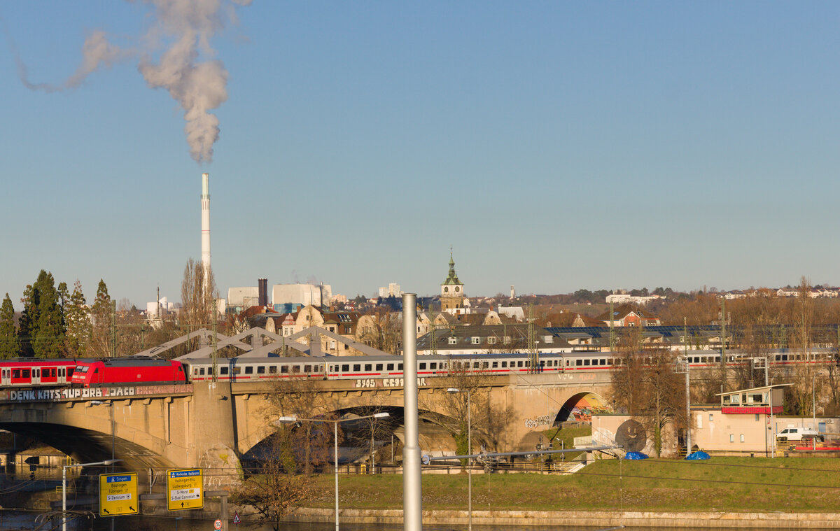 Unbekannte 101 zieht am 21.12.2021 einen IC über die Neckarbrücke in Stuttgart-Bad Cannstatt. 