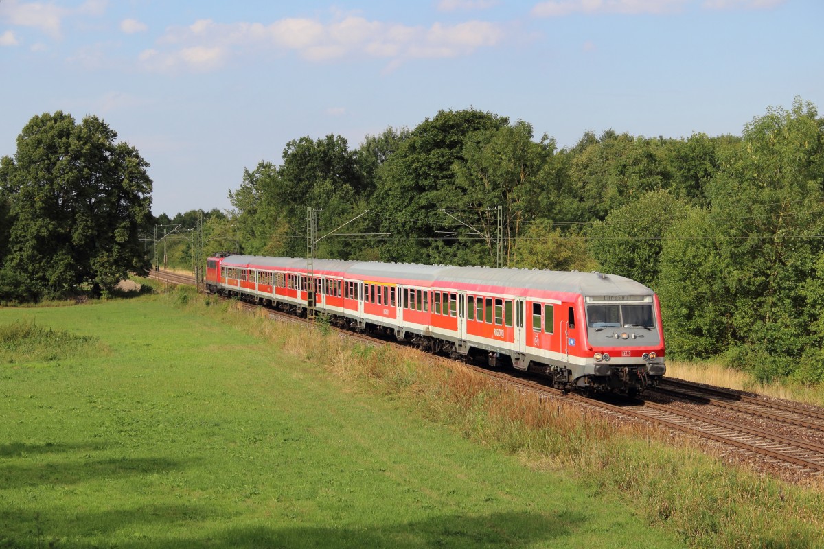 Unbekannte 111 mit einem Regionalzug nach Landshut bei Feldmoching am 12.08.13