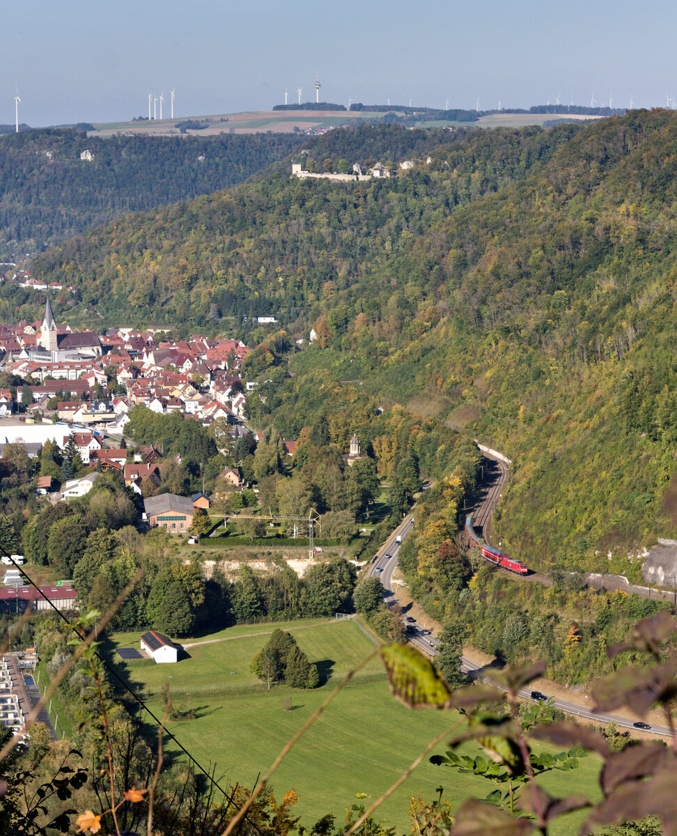 Unbekannte 146 mit IRE5 Stuttgart-Lindau Insel am 09.10.2021 die Geislinger Steige aufwärtsfahrend 