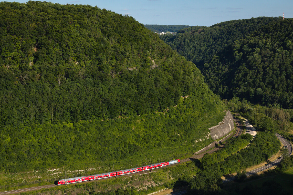Unbekannte 146 mit RE5 Stuttgart-Lindau am 08.07.2022 zwischen Geislingen und Amstetten. 