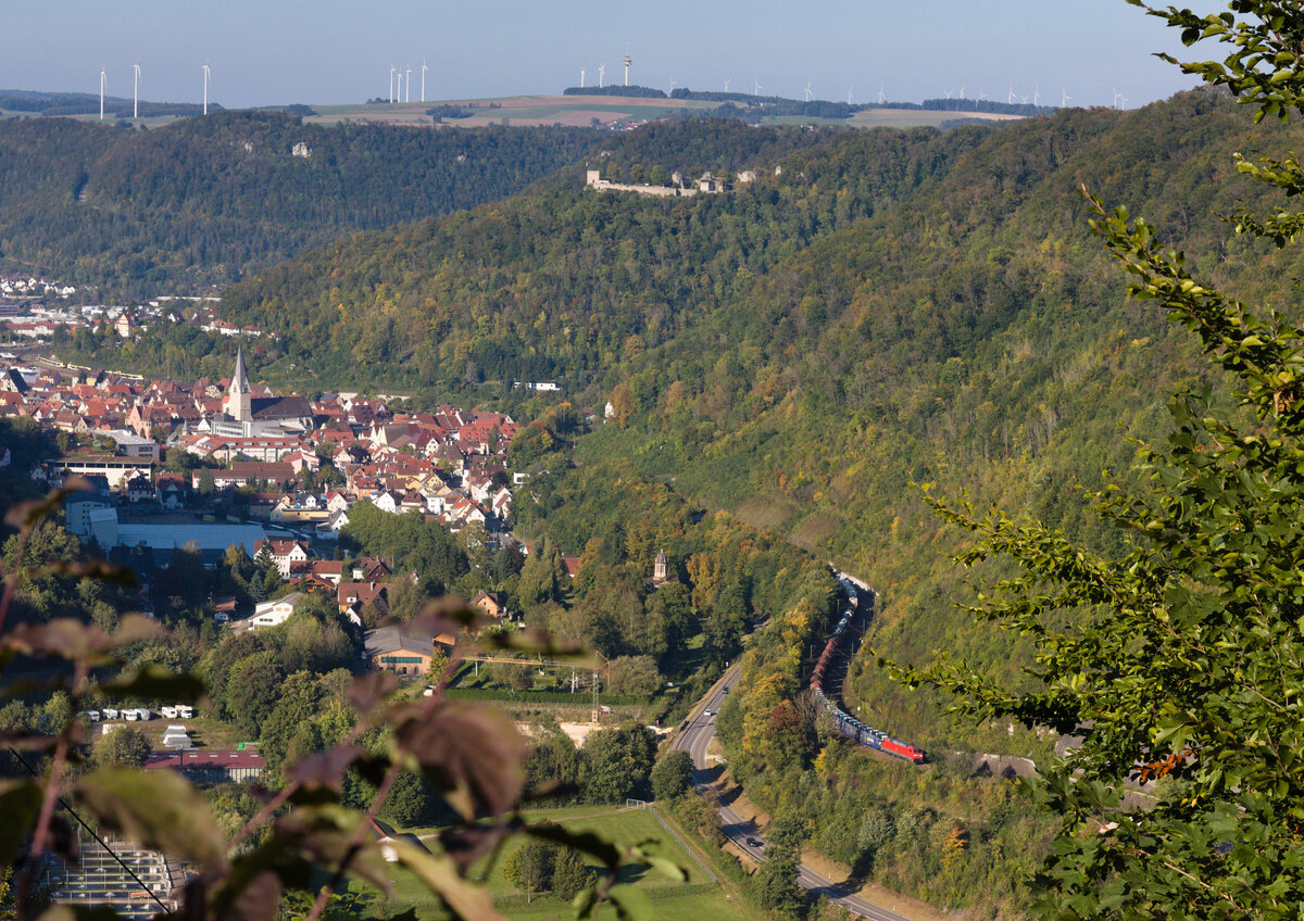 Unbekannte 152 mit gemischtem Güterzg am 09.10.2021 mit verdeckter Schubunterstützung die Geislinger Steige aufwärts fahrend. 