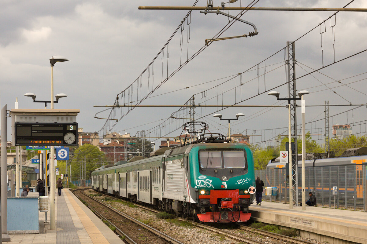 Unbekannte E.464 mit Regionalzug in Richtung Mailand Rogoredo am 30.03.2023 im Bahnhof Milano Floriani. 