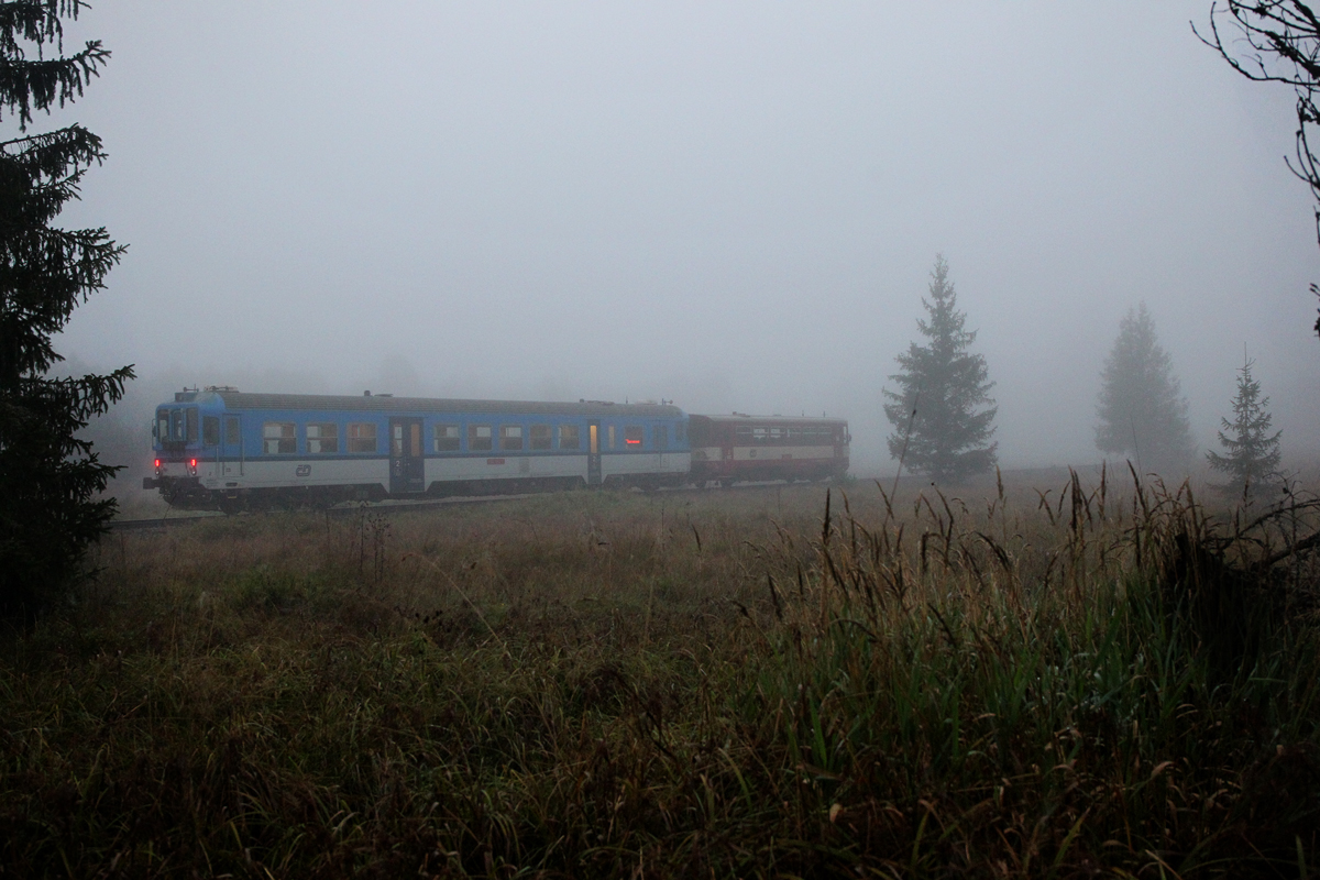 Unbekannte Komposition 842 mit 810 in Front ist als Os 18071 nach Stožec im dichten Morgennebel unterwegs bei Dobrá.Dabei unterbrechen sie für kurze Zeit die zahlreich aus allen Richtungen meldenden Hirschstiere in ihrer heftigen Brunft.Bild vom 15.9.2014