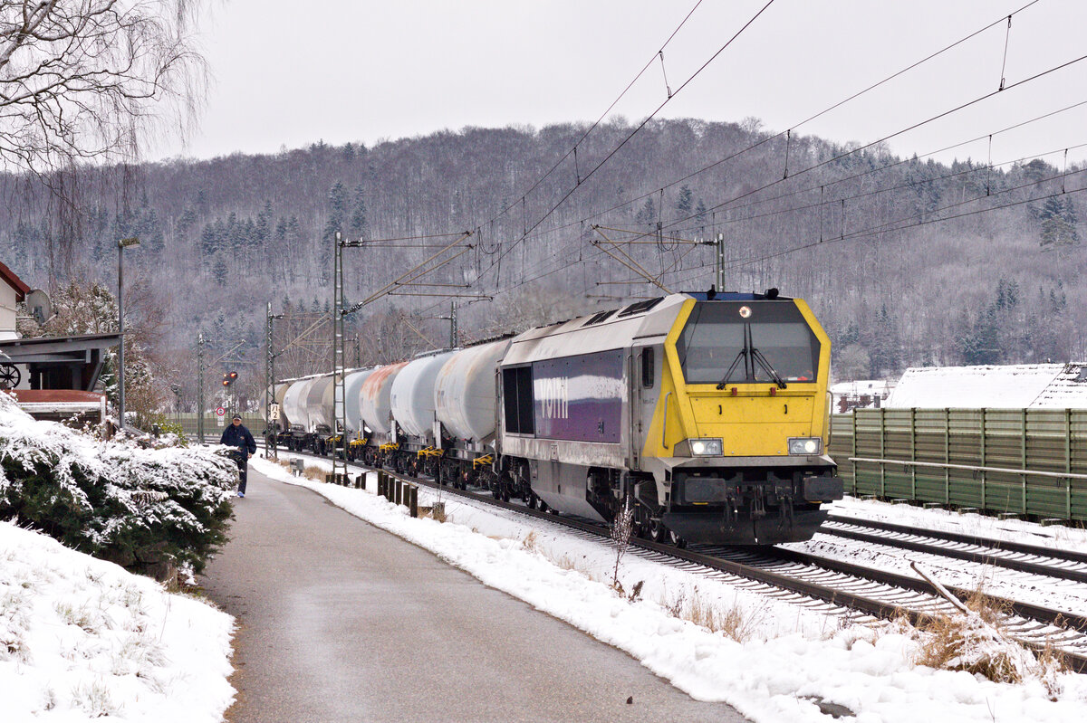 Unbekannte Voith Maxima 40CC mit kurzem Kesselwagenzug am 11.12.2021 in Urspring. 