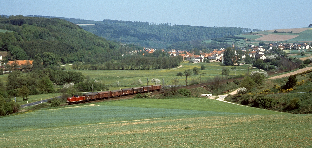 Unbekannte Würzburger 211 mit  modellbahngerechter  Übergabe aus Wildflecken bei Mittelsinn, 13.5.1988.