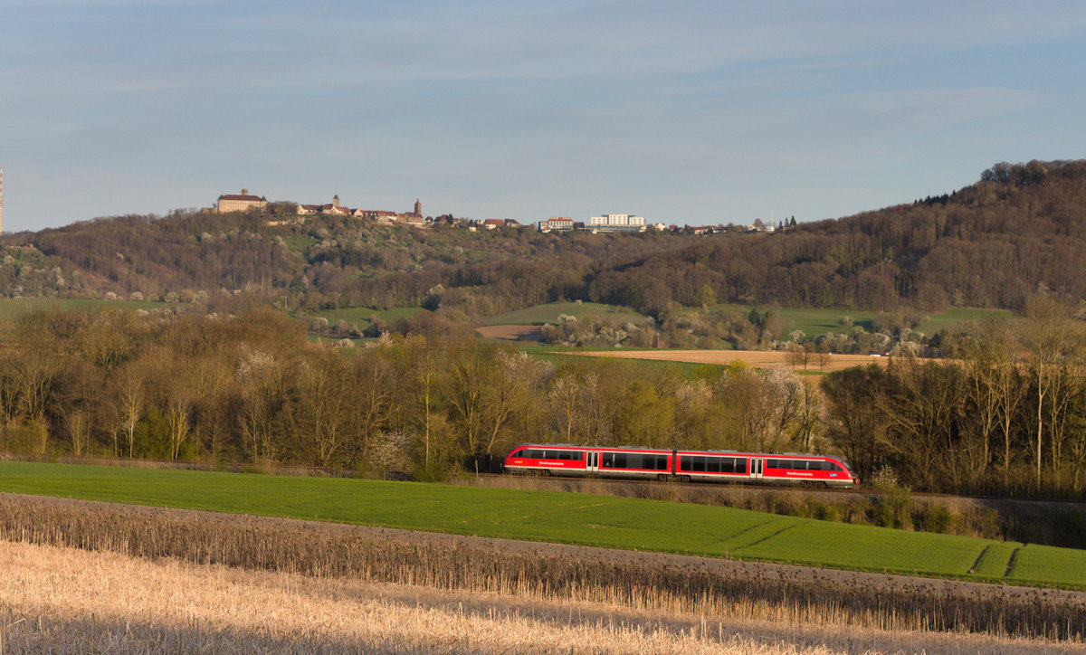 Unbekannter 642 als RB83 Öhringen-Hessental am 24.04.2021 bei Neuenstein-Untereppach. Im Hintergrund ist das Städtchen Waldenburg zu sehen.