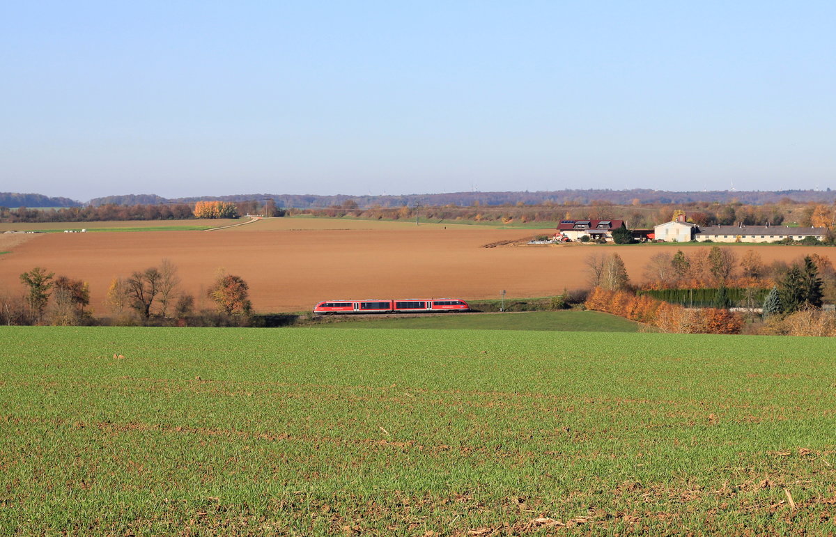 Unbekannter 642 als RE Heilbronn-Crailsheim am 05.11.2020 hinter Öhringen-Cappel.  Der Standpunkt befindet sich oberhalb der Öhringer Teilorte Cappel und Eckartsweiler.