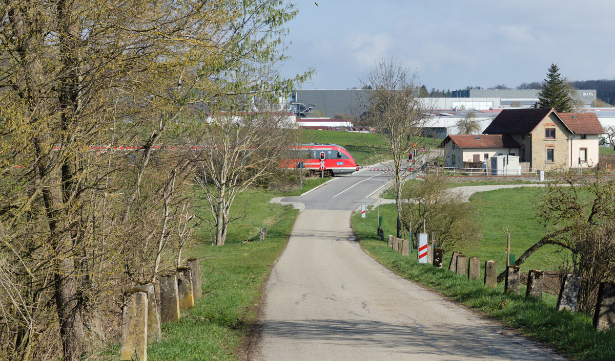 Unbekannter 642 als RE87 Crailsheim-Aschaffenburg überquert am 13.04.2021 bei Schrozberg einen Bahnübergang.