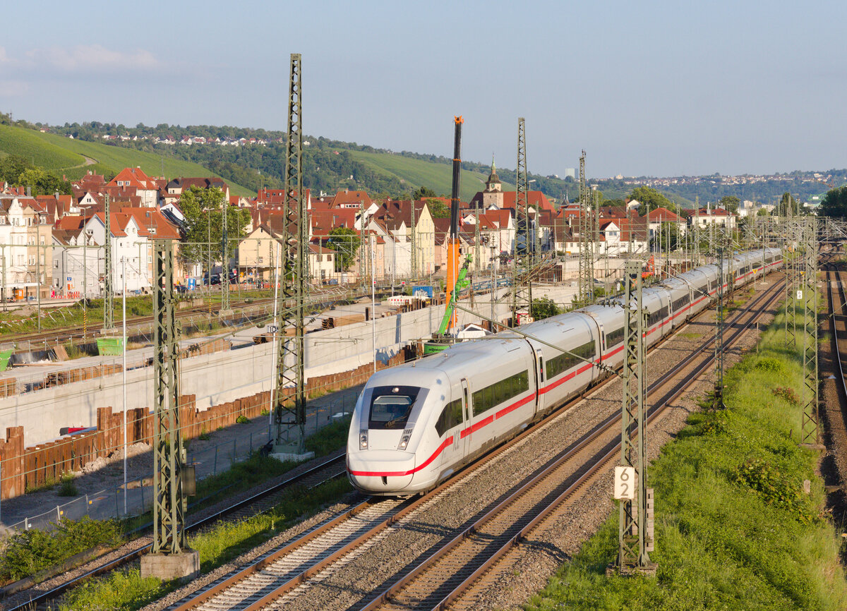 Unbekannter ICE 4 als ICE 512 München-Köln am 02.07.2021 am Eszetsteg in Stuttgart. 