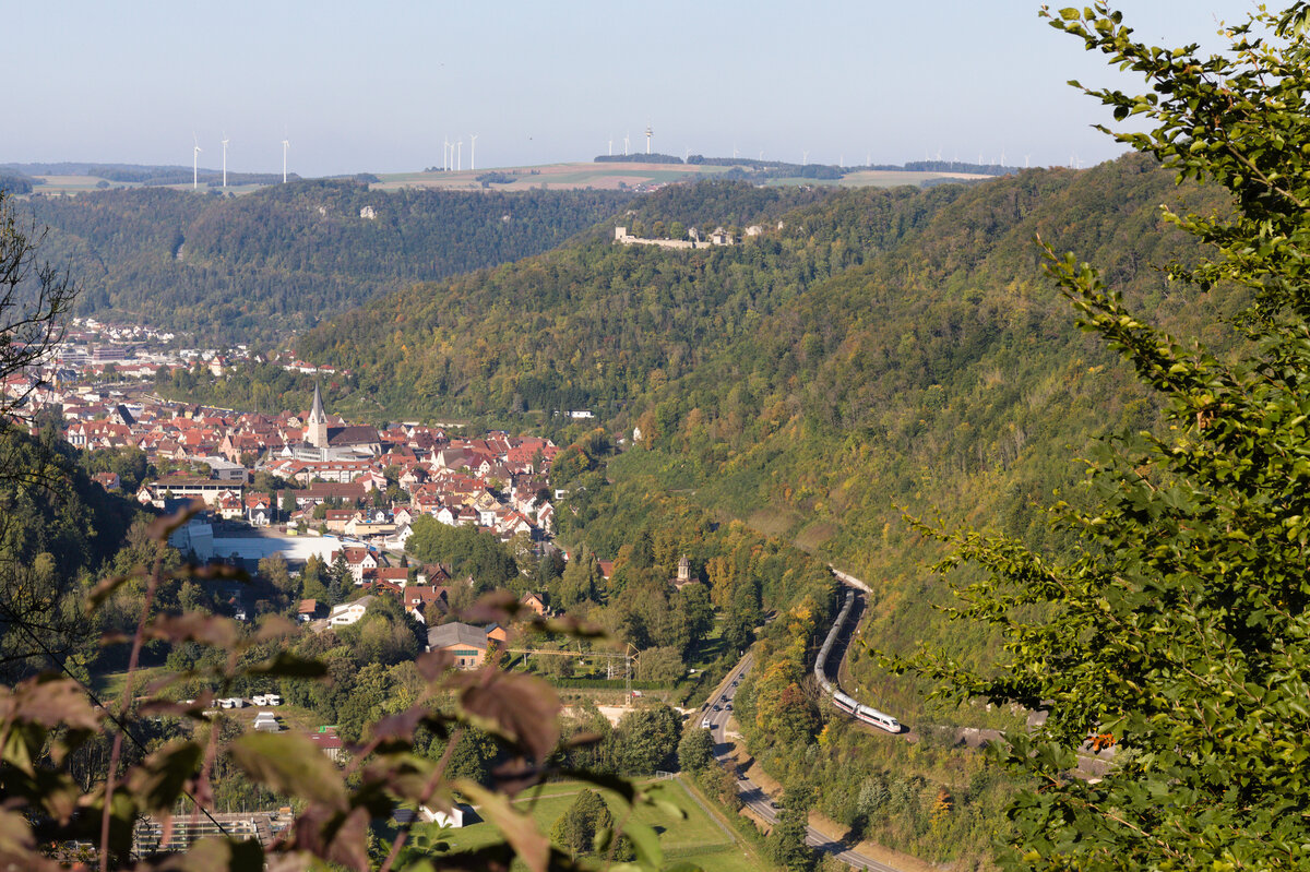 Unbekannter ICE 4 am 09.10.2021 in Richtung München die Geislinger Steige aufwärts fahrend. 