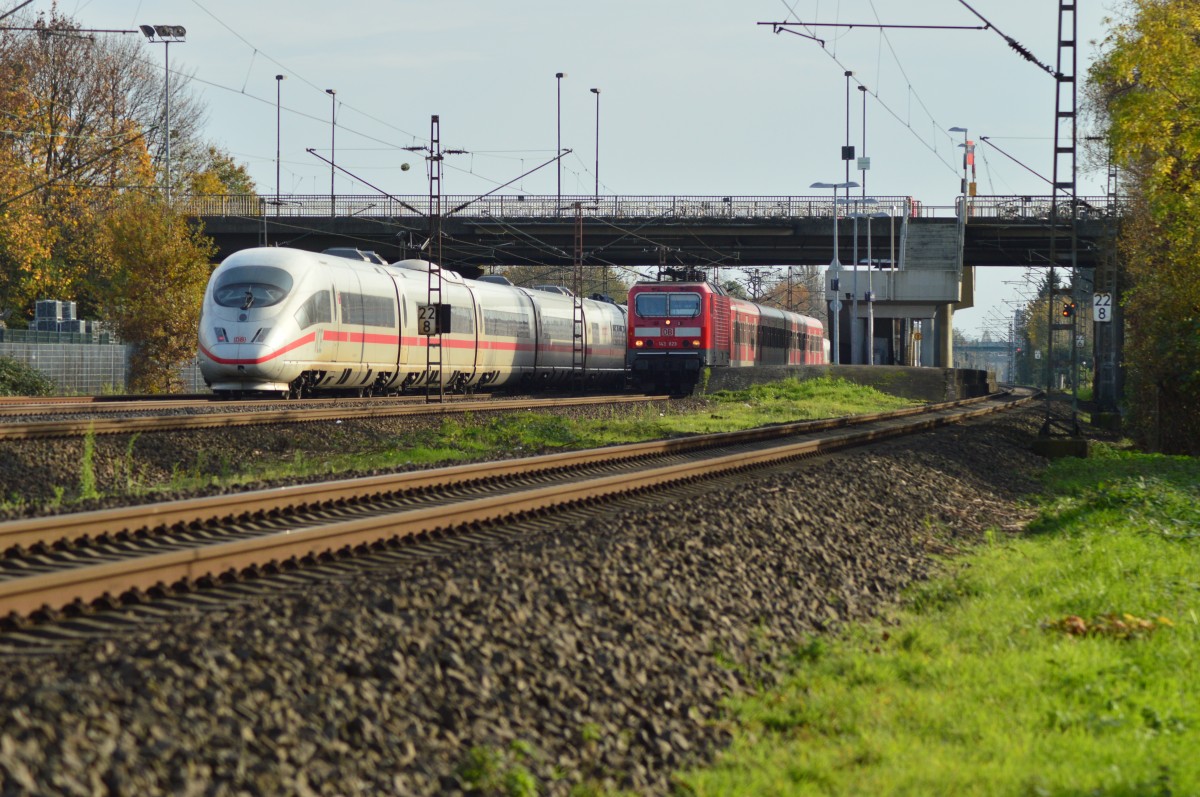 Unbekannter ICE und die S6 gezogen von 143 823 in Langenfeld Berghausen. 9.11.2014